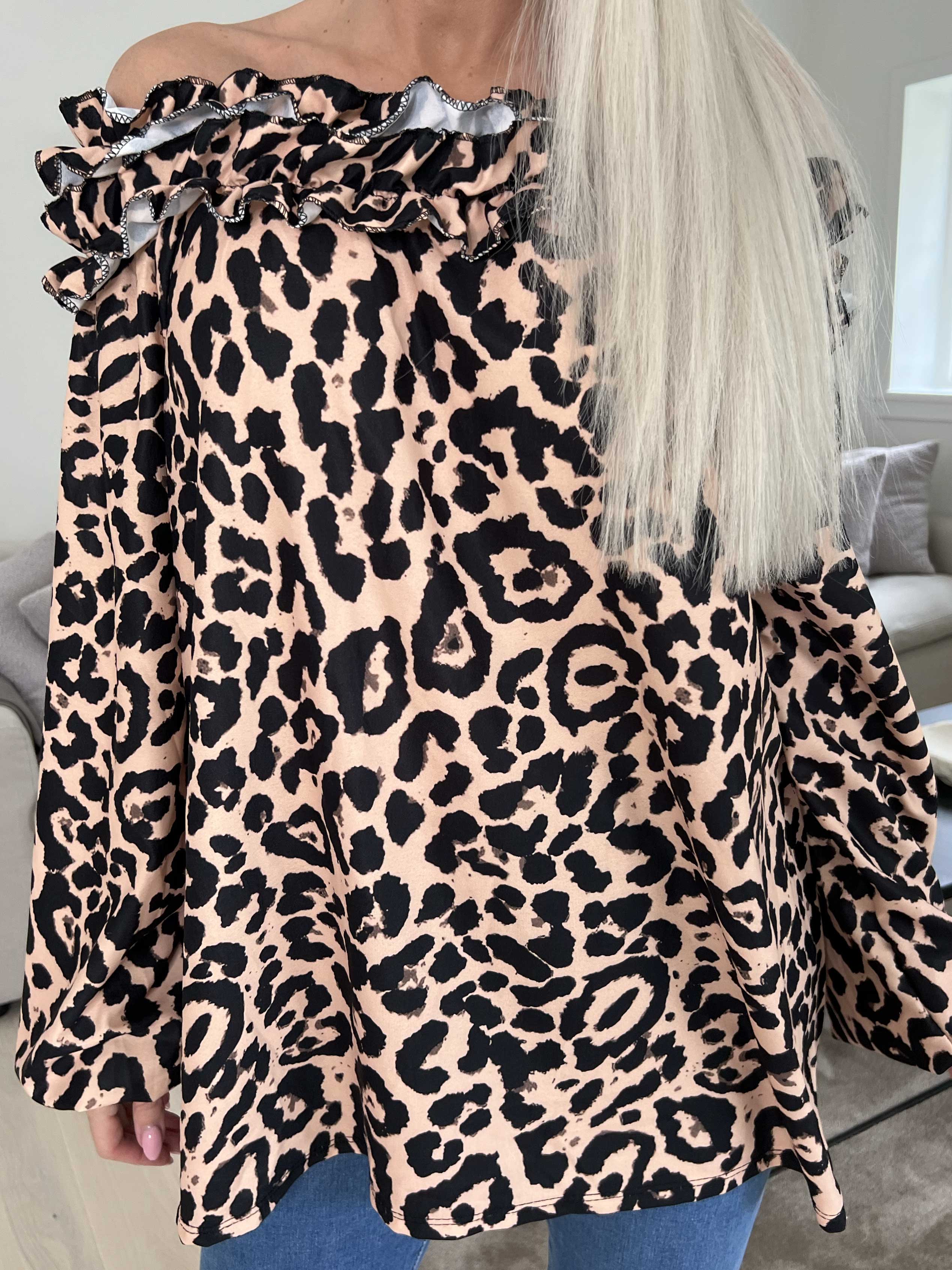 Chili Leo - Fineste tunika i leopardprint med flæser i udskæringen